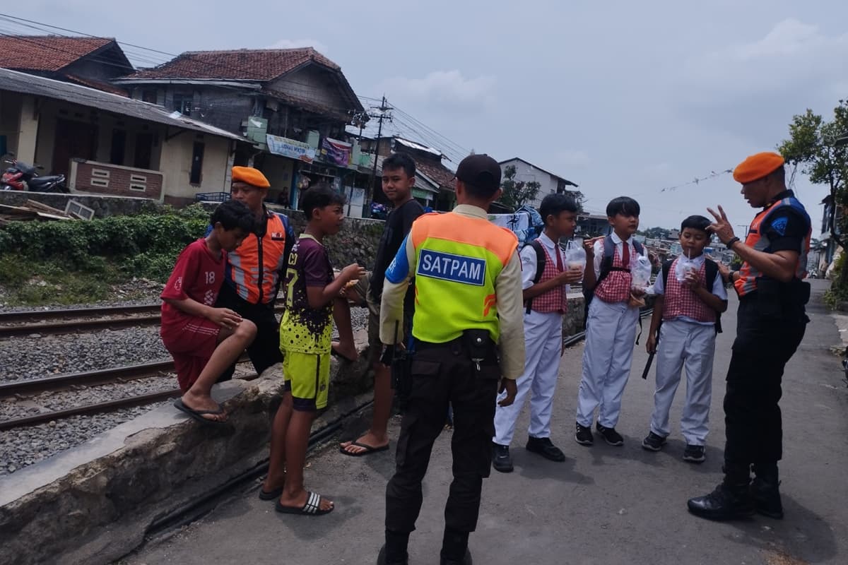 Ngabuburit di Sekitar Rel Kereta Api, Tradisi Ramadan yang Mengancam Nyawa